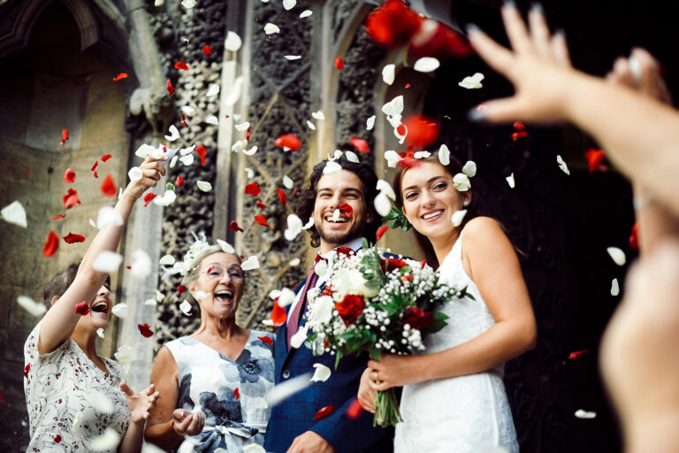 Hochzeitsfotograf begleitet das Brautpaar bei einem professionellen Fotoshooting