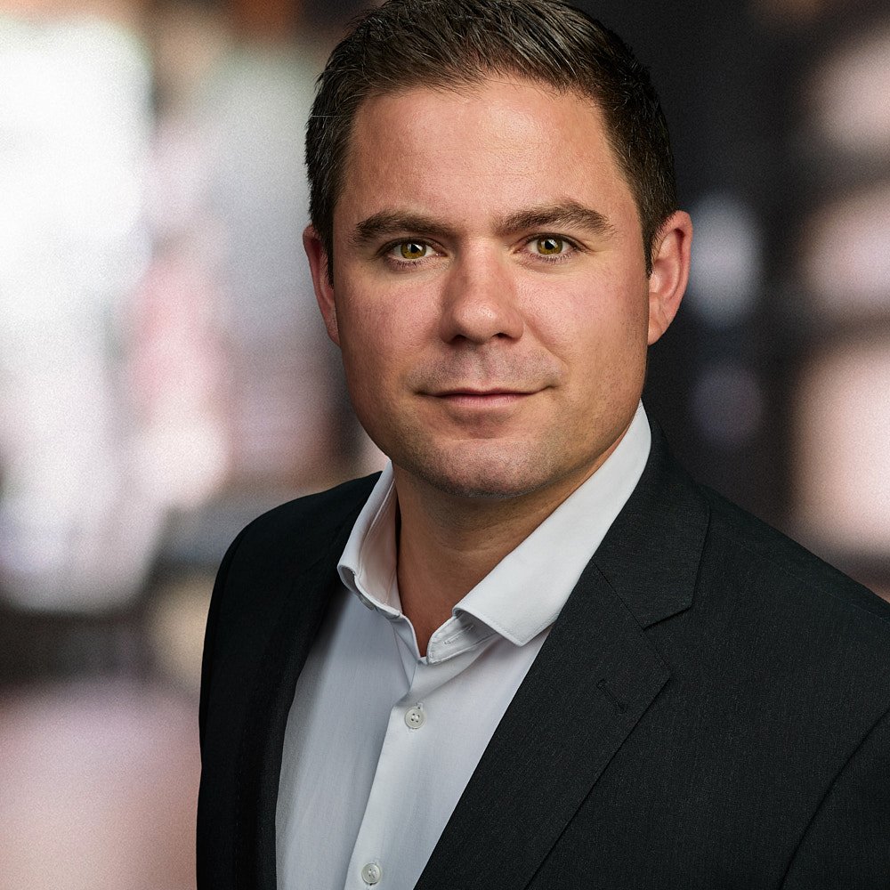 Professionelles Businessportrait eines männlichen Führungskräftekandidaten, fotografiert im Studio von bizheadshots.de in Freising – ideales LinkedIn-Foto für Bewerbung, Unternehmensauftritt und Personal Branding.