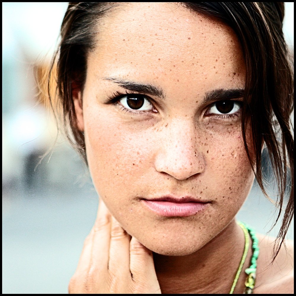 Portrait junge Frau mit intensivem Blick Colored Foto - Fotograf Jürgen Reinsch Freising, bizheadshots.de