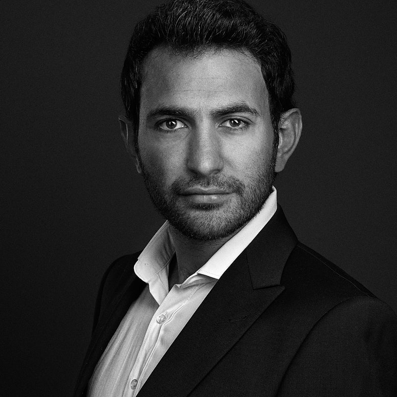 Ausdrucksstarker Schwarz-Weiß Business-Headshot eines Mannes – fotografiert in Freising für Deine professionelle Online-Präsenz