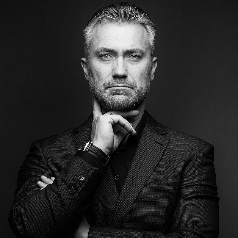 Souveränes Schwarz-Weiß-Portrait für Führungskräfte – charakterstarke Business-Fotografie von Deinem Fotografen in Freising