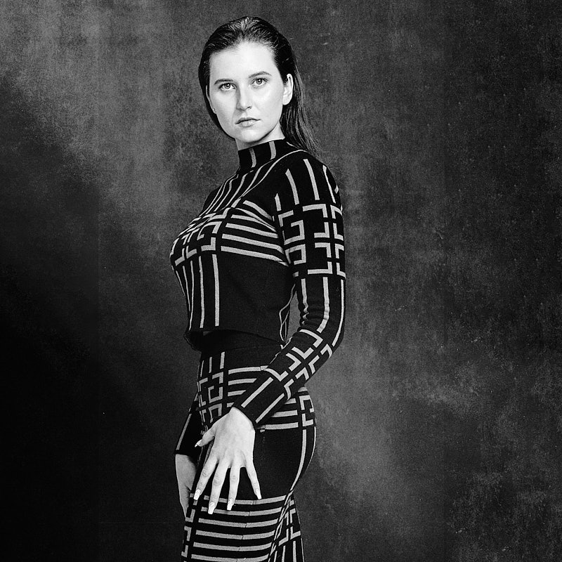 Stilvolles Schwarz-Weiß Porträt einer Frau im Lifestyle-Look – professionelle Fotografie von Deinem Fotografen in Freising