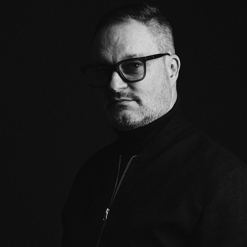 Ausdrucksstarkes Schwarz-Weiß-Portrait eines Mannes mit Brille – meisterhafte Lichtsetzung von Deinem Fotografen in Freising