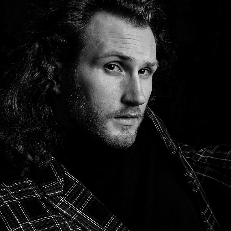 Charakterstarkes Schwarz-Weiß-Portrait eines Mannes – zeitlose Fotografie von Deinem Fotografen in Freising