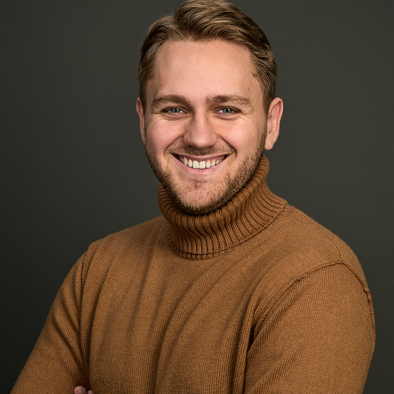 Sympathisches und authentisches Business-Portrait eines Mannes – professionell erstellt von Deinem Fotografen in Freising.