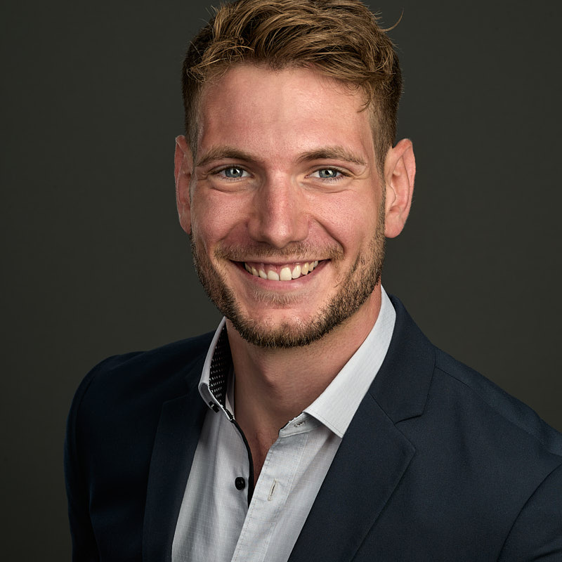Professionelles Business-Porträt für Männer – authentisch aufgenommen in Deinem Fotostudio in Freising für Deinen Erfolg.