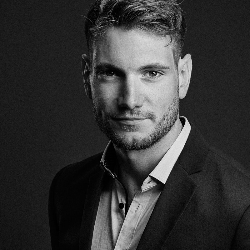 Modernes Schwarz-Weiß Business-Portrait eines Mannes – aufgenommen in Deinem Fotostudio in Freising für Deine professionelle Karriere.