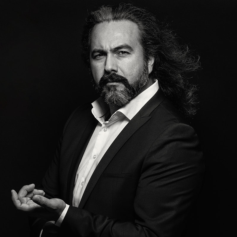 Ausdrucksstarkes Schwarz-Weiß-Portrait eines Mannes mit Bart und langen Haaren – künstlerische Fotografie von Deinem Fotografen in Freising