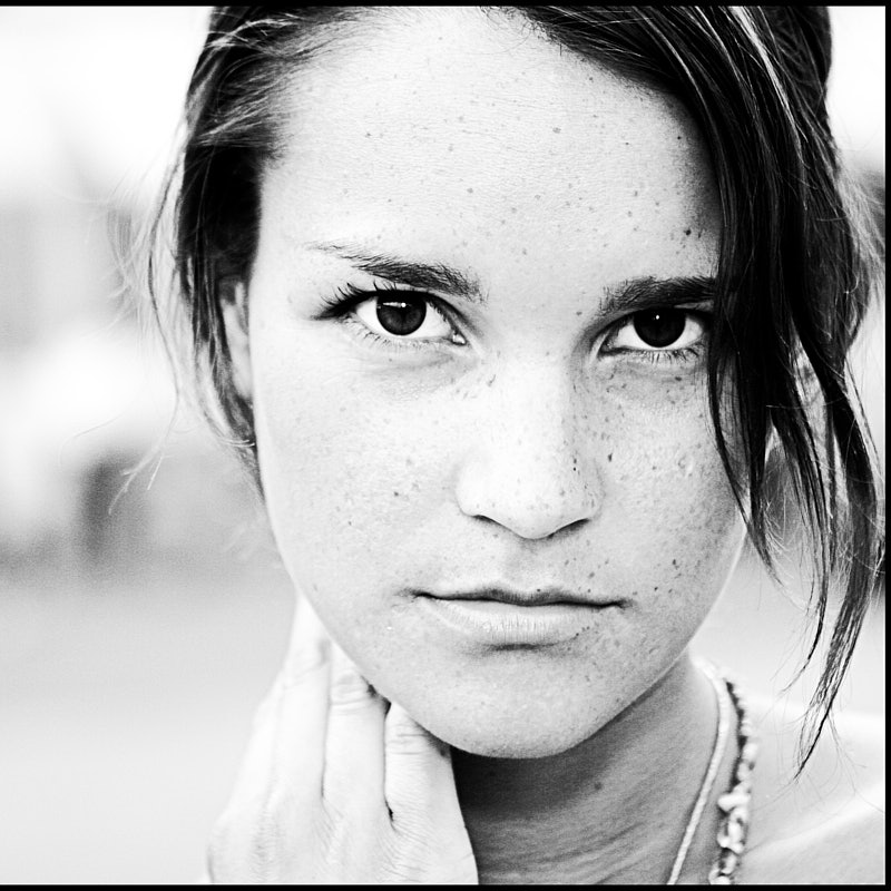 Intensive Nahaufnahme einer Frau mit Sommersprossen in Schwarz-Weiß – authentische Fotografie von Deinem Fotografen in Freising