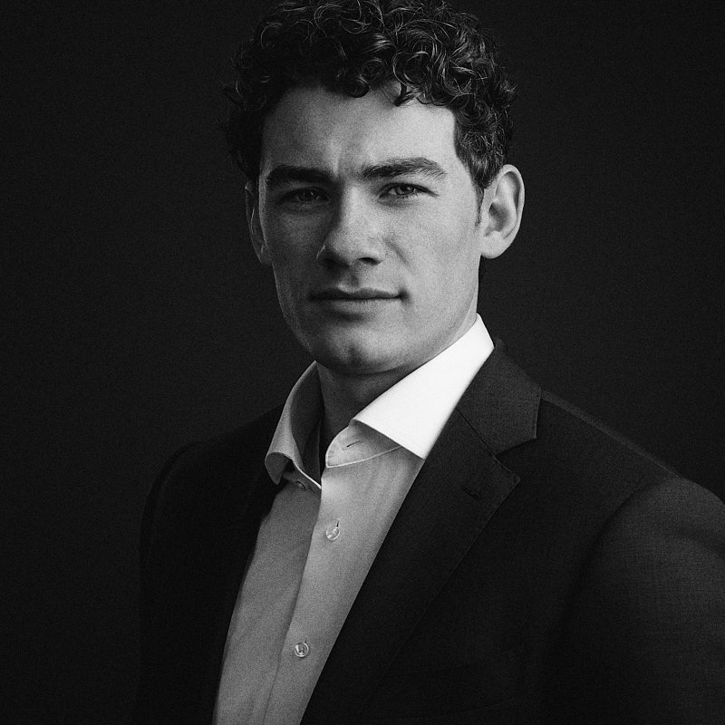 Markantes Schwarz-Weiß-Porträt eines Mannes mit lockigem Haar – erstellt in Deinem Fotostudio in Freising für Deine Business-Karriere