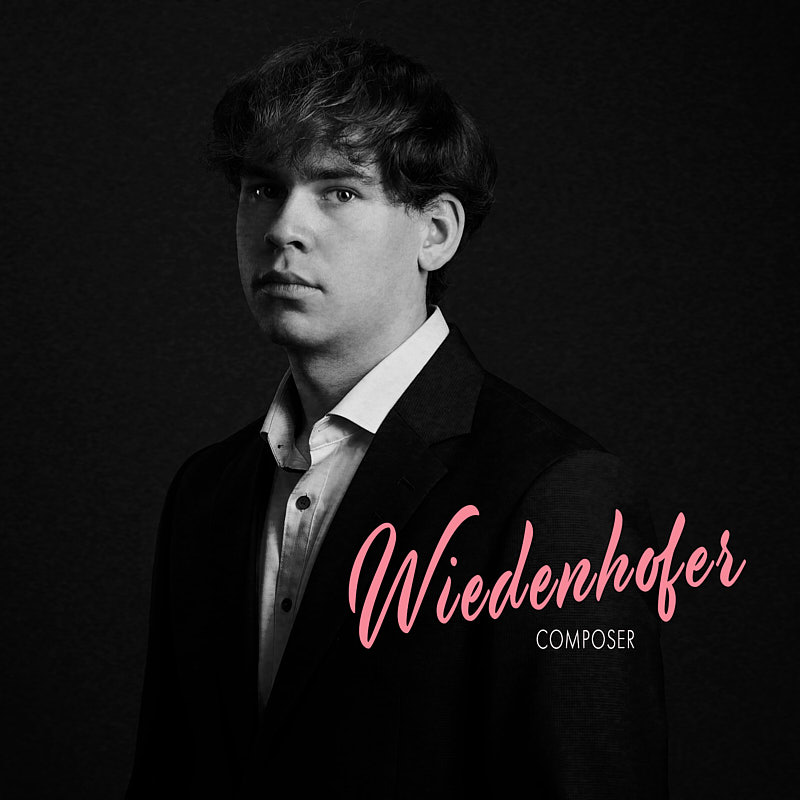 Professionelles Schwarz-Weiß-Musikerportrait eines jungen Komponisten im dunklen Sakko, erstellt vom Experten für Musikerfotos in Freising.